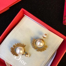 Обеци Dior JAdior с месингово лого и бяла перлена топка