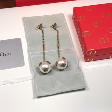 Лимитирана серия обеци Christian Dior с бяла перлена топка, жълто злато, пчела и диаманти