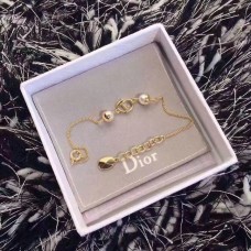 Дамска гривна Dior с лого на CD и жълто злато с регулируема верижка и бели перлени мъниста