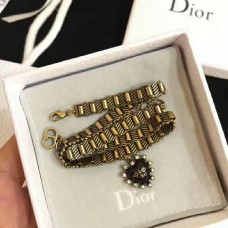Christian Dior Черен медальон с форма на сърце, месингова пчела, очарователен женски диамант... Christian Dior Черен медальон с форма на сърце, месингова пчела, очарователен женски диамант...