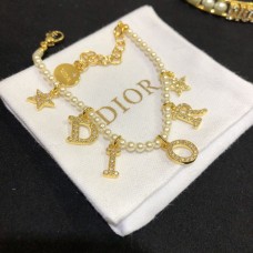 Гривна Dior Dioevolution от жълто злато с диаманти и лого на DIOR, женски, с бели перли