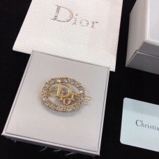Брошка с овална форма и лого на Christian Dior с бели кристали и кант Брошка с овална форма и лого на Christian Dior с бели кристали и кант