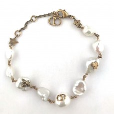 Гривна Dior Tribale Native Retro с месингов чар Bee/CD/Clover, нетипична перла