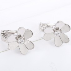 Малки обеци Van Cleef Arpels Frivole от бяло злато с диаманти в Париж