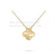 Висулка Van Cleef Arpels Sweet Alhambra Guilloche, жълто злато