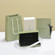 Кутия за гривни Van Cleef Arpels Кутия за гривни Van Cleef Arpels